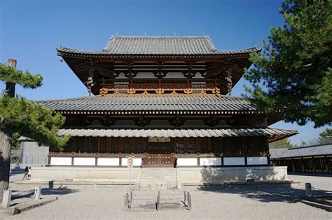 Hōryū-ji Kondo: Uma Sinfonia de Dourado e Formas Divinas em um Santuário Eterno!